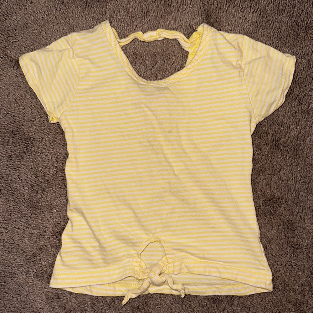 🏷️ 5 for $25 🏷️ Yellow stripe tie front shirt, size 5